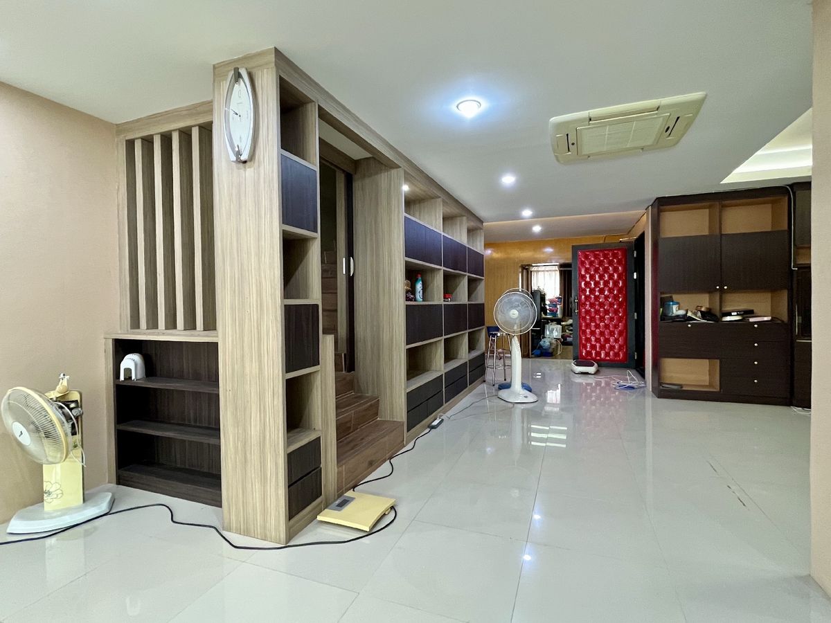 For SaleShop HousePinklao, Charansanitwong : Selling 2 booths There is an elevator near the train 150 meters. Parking 5 cars 900 sq.w. Soi Charan 83/1.