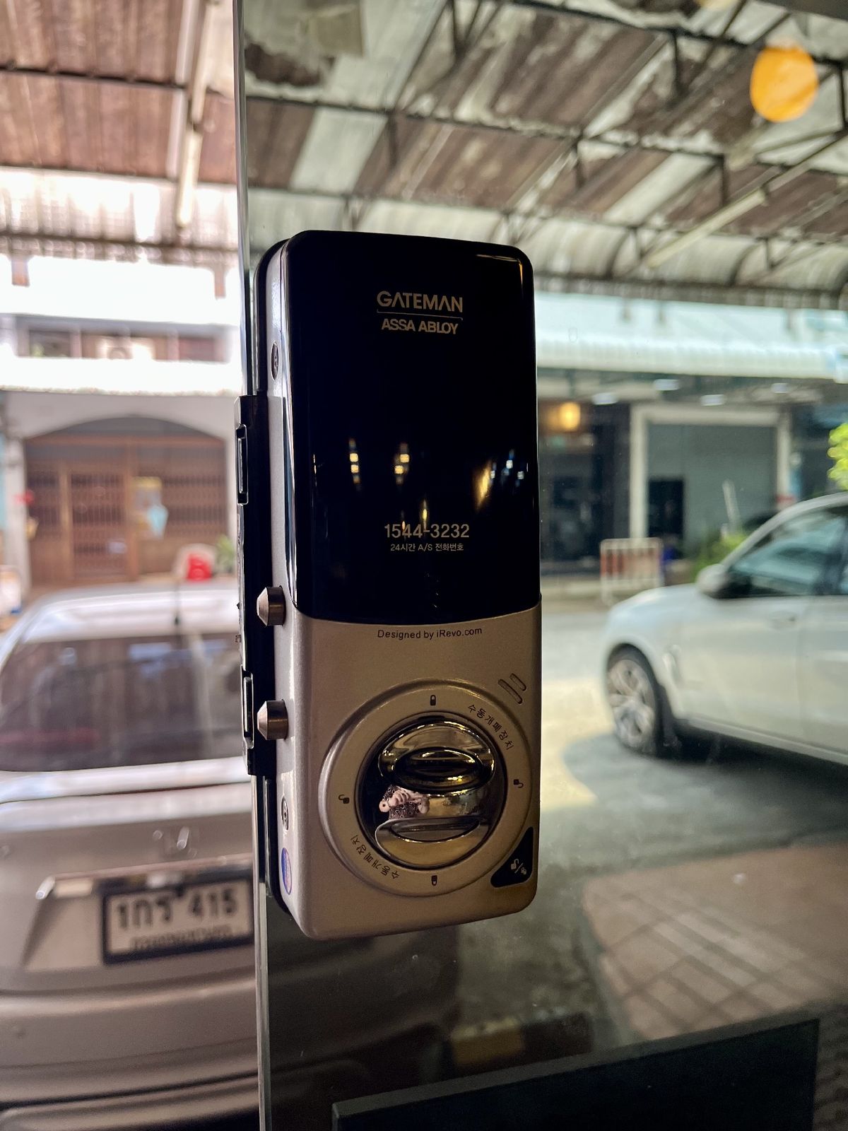 For SaleShop HousePinklao, Charansanitwong : Selling 2 booths There is an elevator near the train 150 meters. Parking 5 cars 900 sq.w. Soi Charan 83/1.