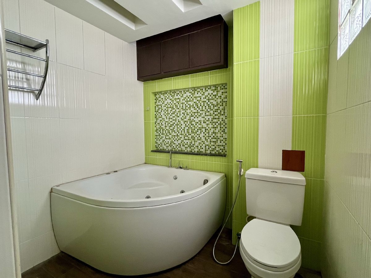 For SaleShop HousePinklao, Charansanitwong : Selling 2 booths There is an elevator near the train 150 meters. Parking 5 cars 900 sq.w. Soi Charan 83/1.