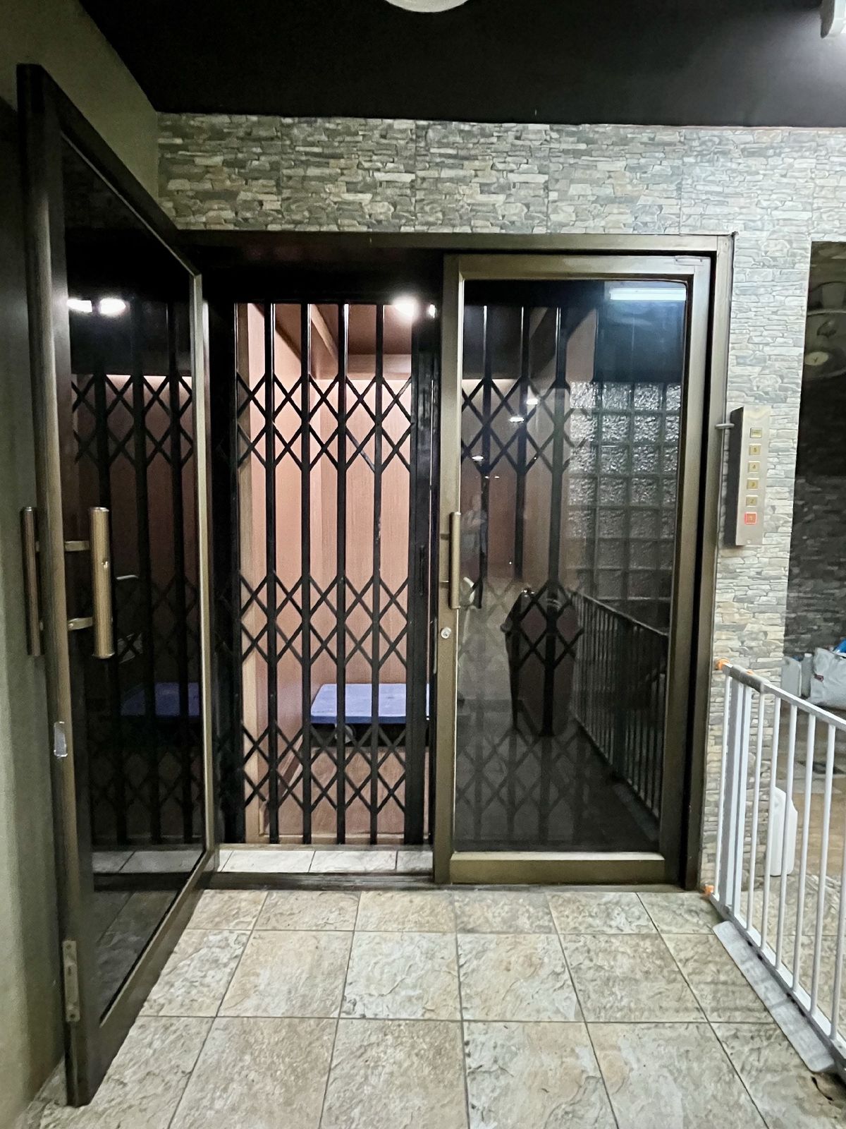 For SaleShop HousePinklao, Charansanitwong : Selling 2 booths There is an elevator near the train 150 meters. Parking 5 cars 900 sq.w. Soi Charan 83/1.