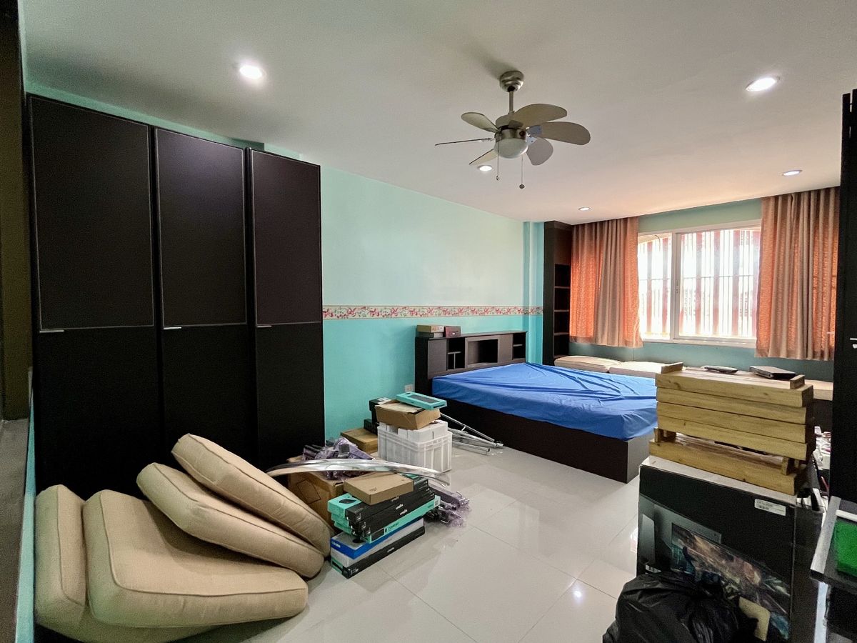 For SaleShop HousePinklao, Charansanitwong : Selling 2 booths There is an elevator near the train 150 meters. Parking 5 cars 900 sq.w. Soi Charan 83/1.