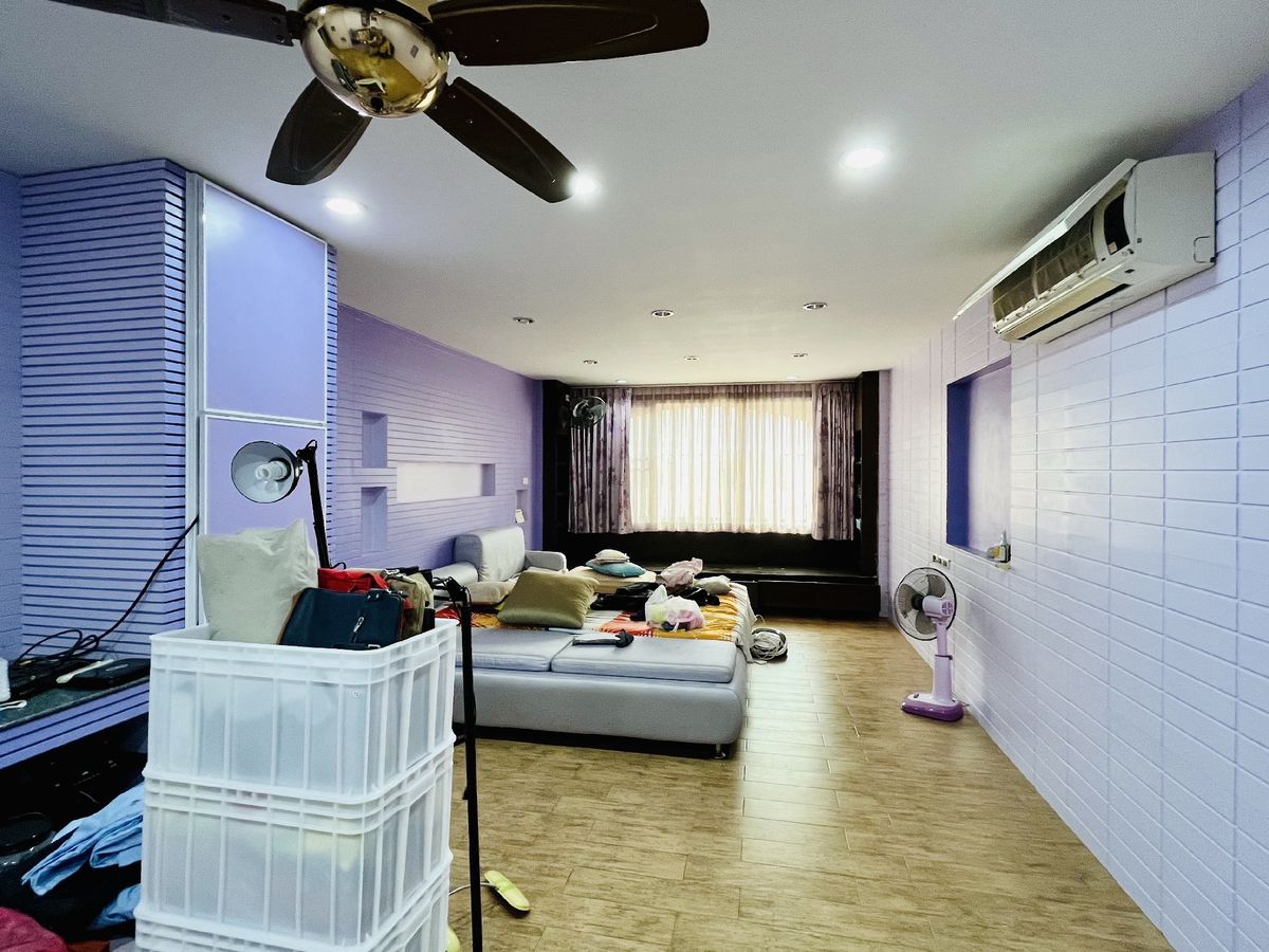 For SaleShop HousePinklao, Charansanitwong : Selling 2 booths There is an elevator near the train 150 meters. Parking 5 cars 900 sq.w. Soi Charan 83/1.