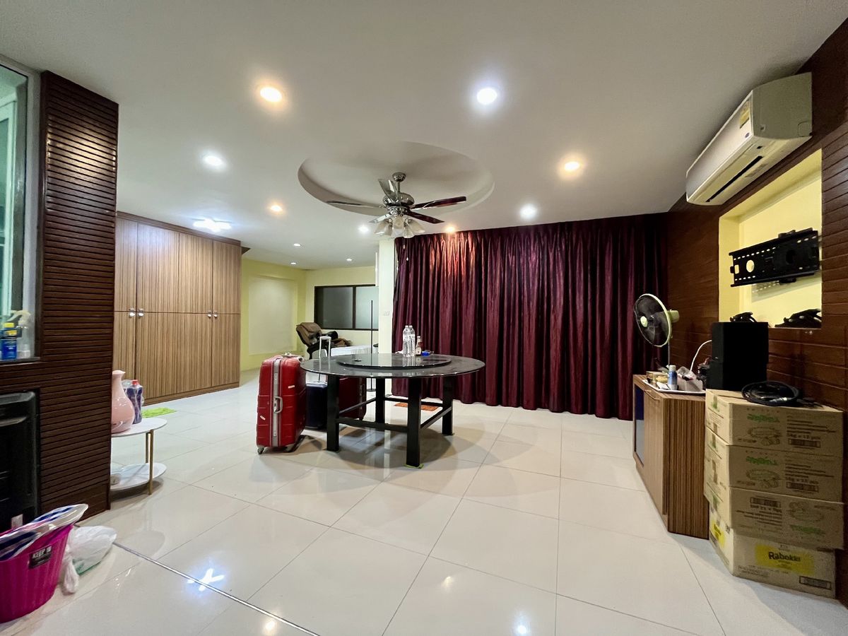 For SaleShop HousePinklao, Charansanitwong : Selling 2 booths There is an elevator near the train 150 meters. Parking 5 cars 900 sq.w. Soi Charan 83/1.