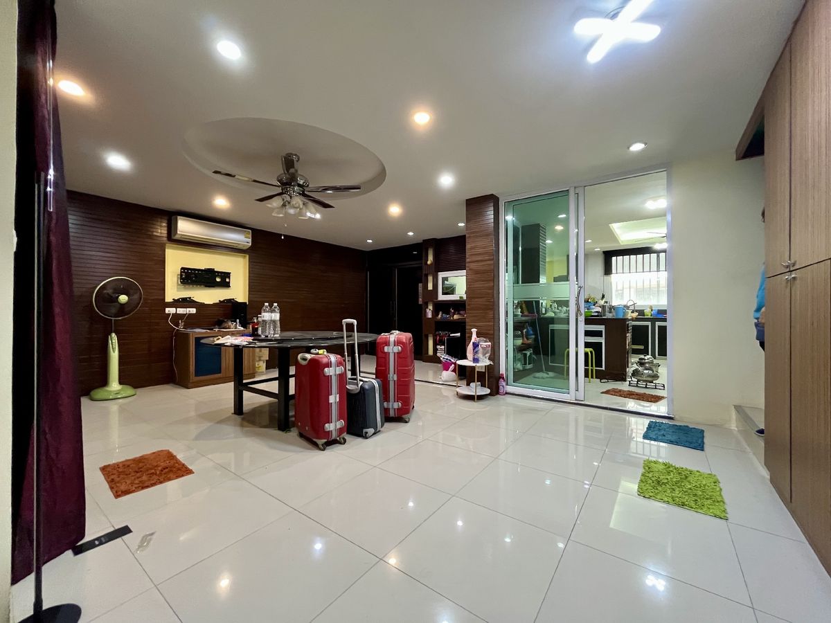 For SaleShop HousePinklao, Charansanitwong : Selling 2 booths There is an elevator near the train 150 meters. Parking 5 cars 900 sq.w. Soi Charan 83/1.