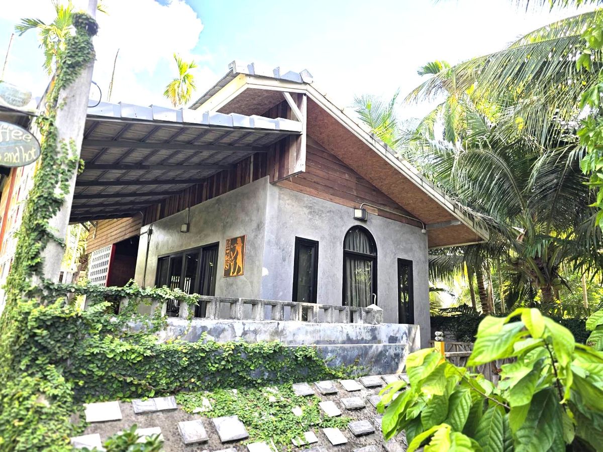 For SaleHouseRayong : Relaxing Riverside Property!! Perfect for Restaurant, Café, or Resort!! Peaceful atmosphere, main road frontage! For Sale: 2 Houses by the Canal, 300 sq.wah (1,200 sqm) Location: Takhun Subdistrict, Ban Khai District, Rayong Province