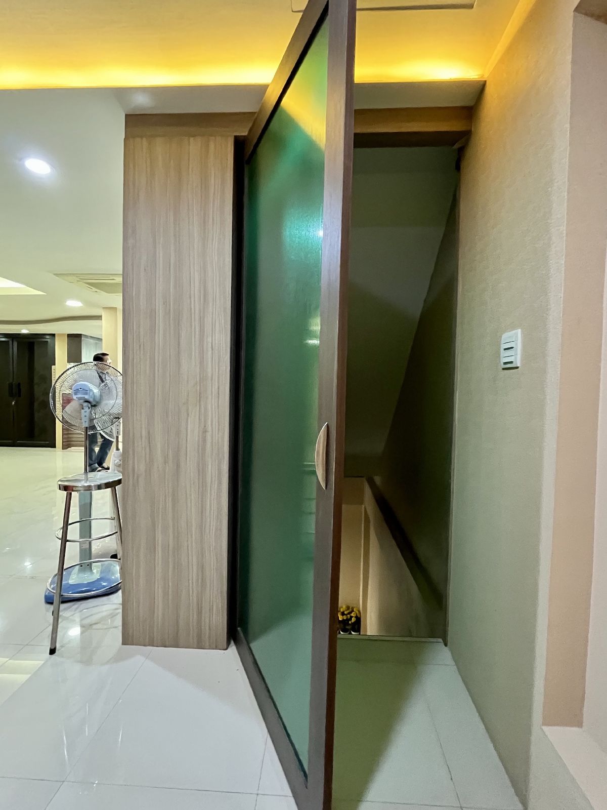 For SaleShop HousePinklao, Charansanitwong : Selling 2 booths There is an elevator near the train 150 meters. Parking 5 cars 900 sq.w. Soi Charan 83/1.