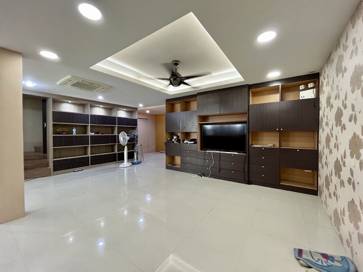 For SaleShop HousePinklao, Charansanitwong : Selling 2 booths There is an elevator near the train 150 meters. Parking 5 cars 900 sq.w. Soi Charan 83/1.