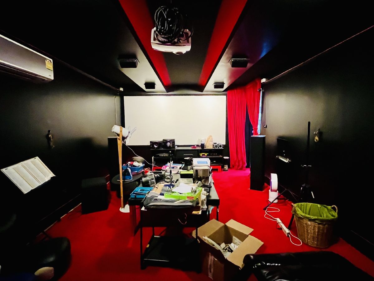 For SaleShop HousePinklao, Charansanitwong : Selling 2 booths There is an elevator near the train 150 meters. Parking 5 cars 900 sq.w. Soi Charan 83/1.