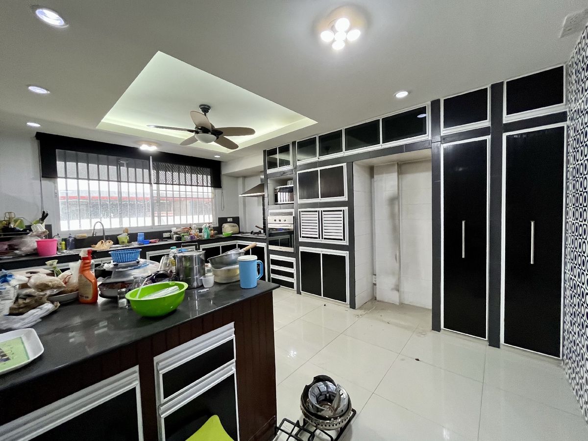 For SaleShop HousePinklao, Charansanitwong : Selling 2 booths There is an elevator near the train 150 meters. Parking 5 cars 900 sq.w. Soi Charan 83/1.