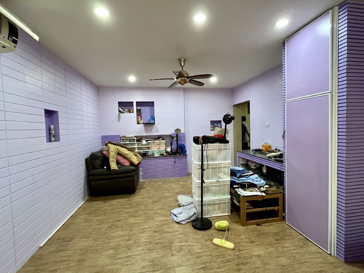 For SaleShop HousePinklao, Charansanitwong : Selling 2 booths There is an elevator near the train 150 meters. Parking 5 cars 900 sq.w. Soi Charan 83/1.