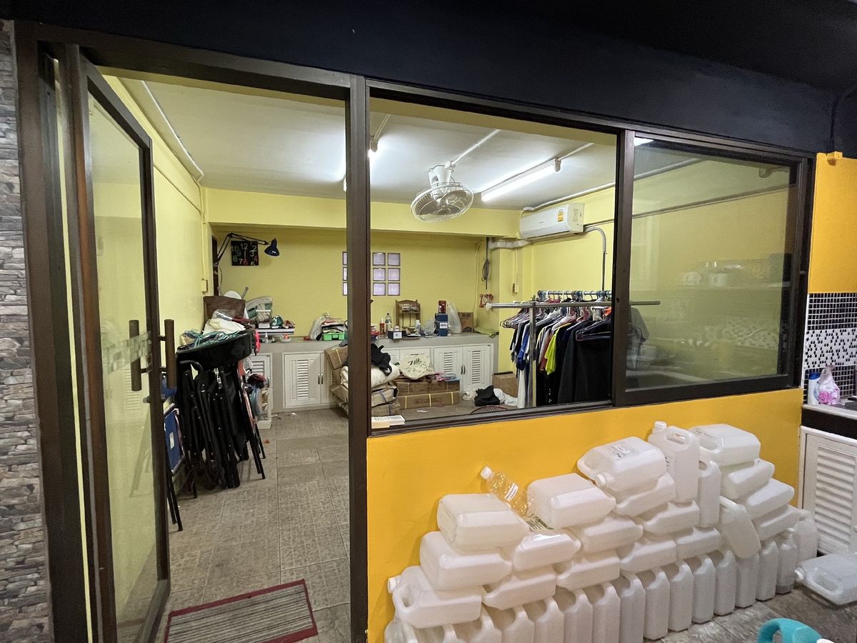 For SaleShop HousePinklao, Charansanitwong : Selling 2 booths There is an elevator near the train 150 meters. Parking 5 cars 900 sq.w. Soi Charan 83/1.