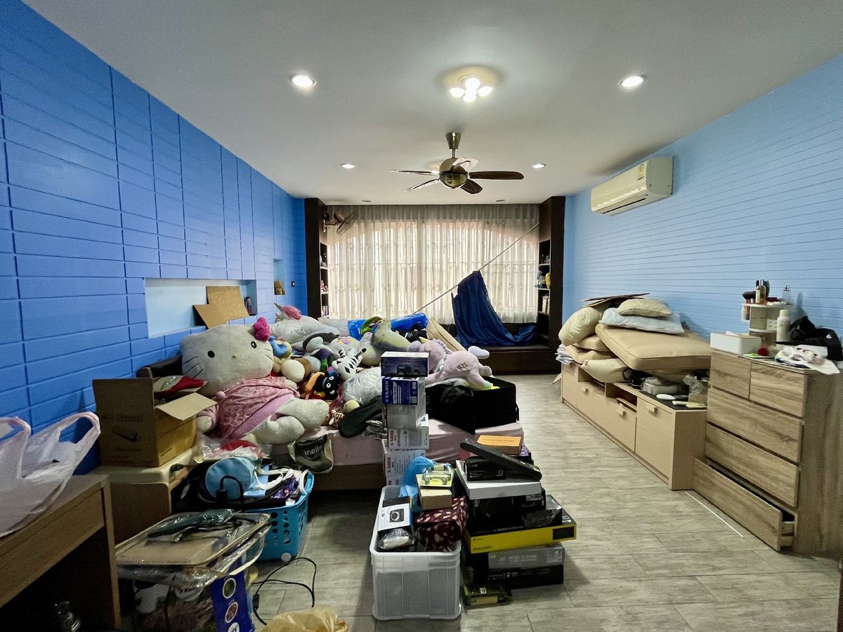 For SaleShop HousePinklao, Charansanitwong : Selling 2 booths There is an elevator near the train 150 meters. Parking 5 cars 900 sq.w. Soi Charan 83/1.