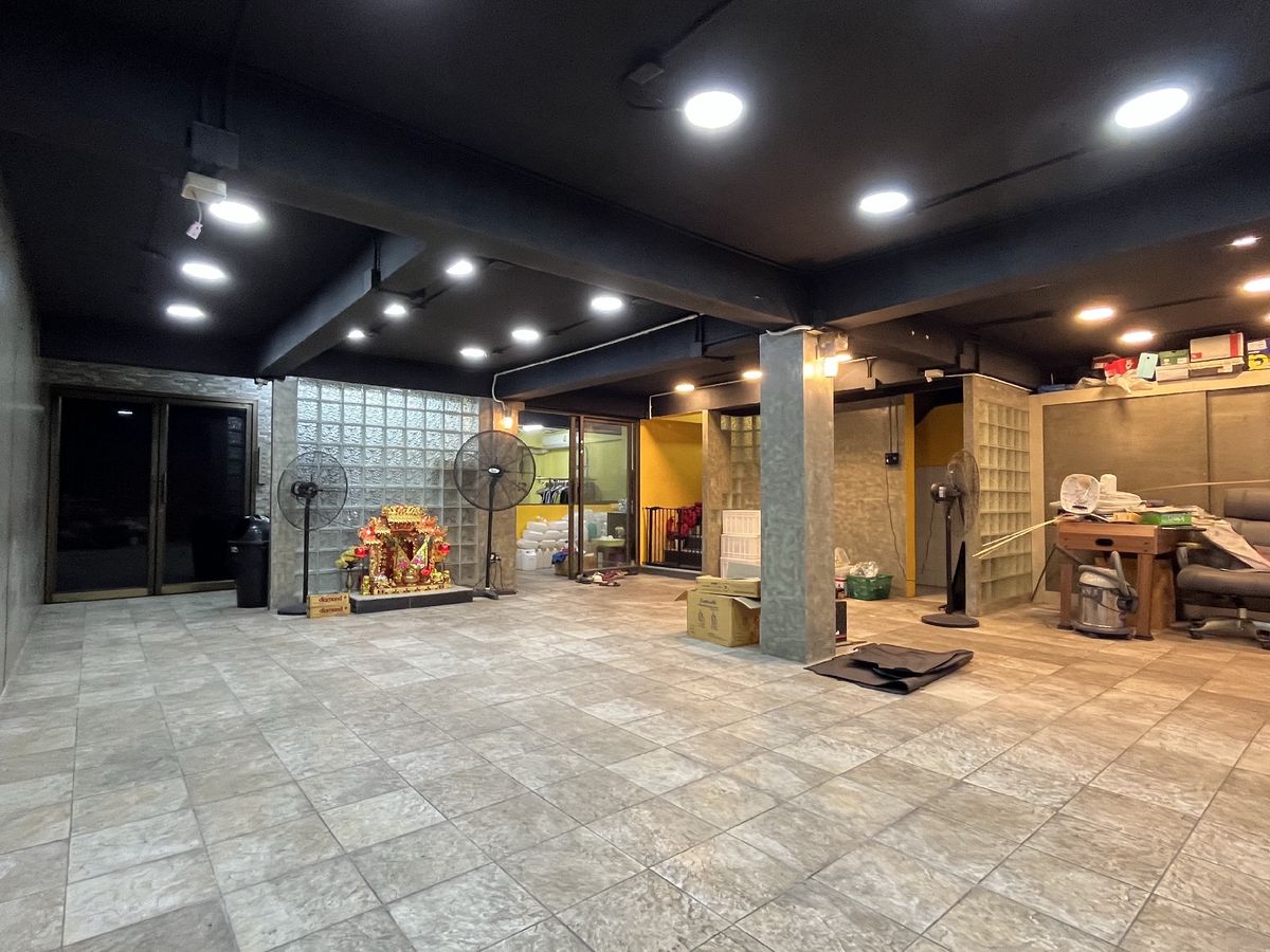 For SaleShop HousePinklao, Charansanitwong : Selling 2 booths There is an elevator near the train 150 meters. Parking 5 cars 900 sq.w. Soi Charan 83/1.