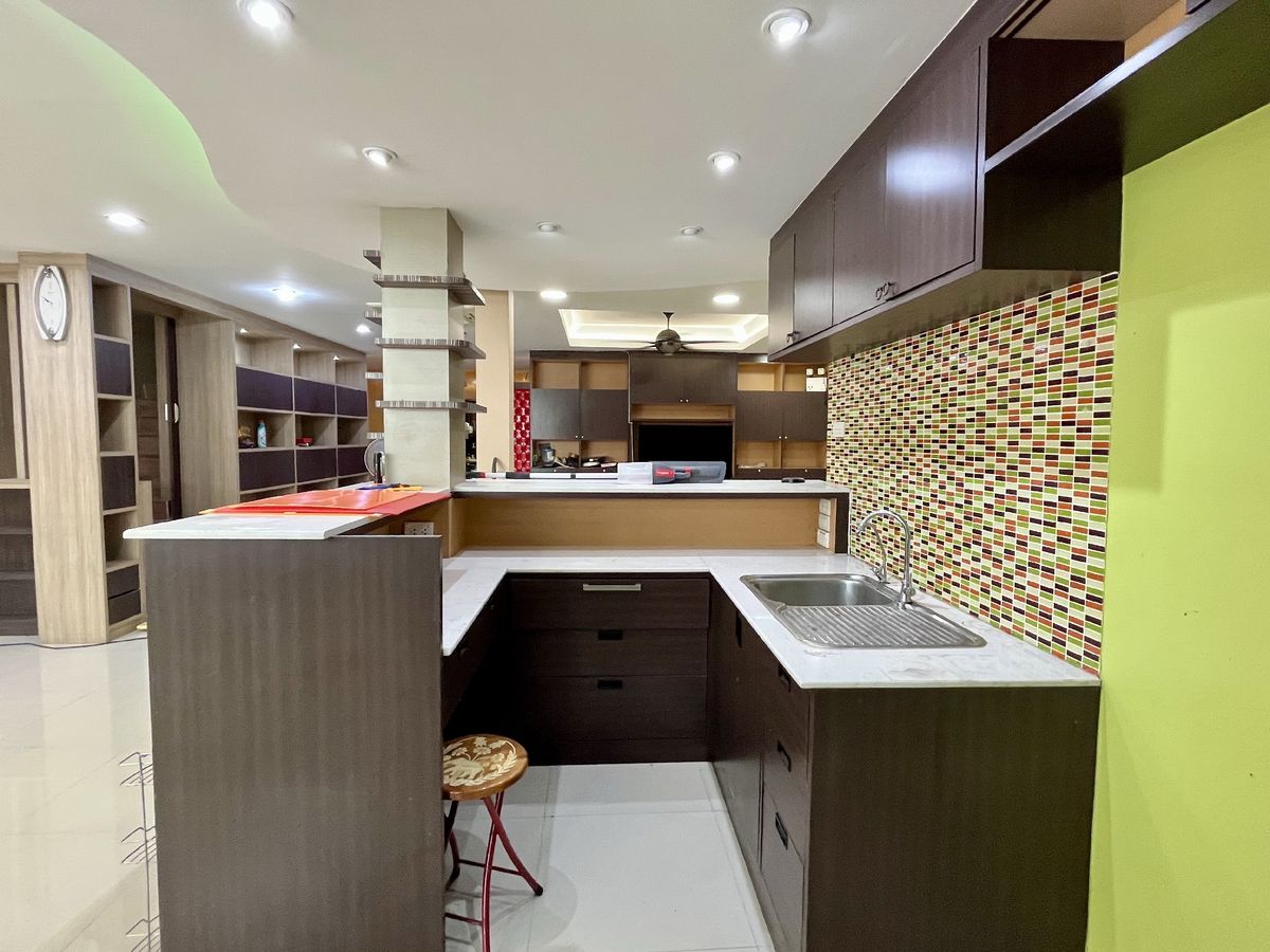 For SaleShop HousePinklao, Charansanitwong : Selling 2 booths There is an elevator near the train 150 meters. Parking 5 cars 900 sq.w. Soi Charan 83/1.