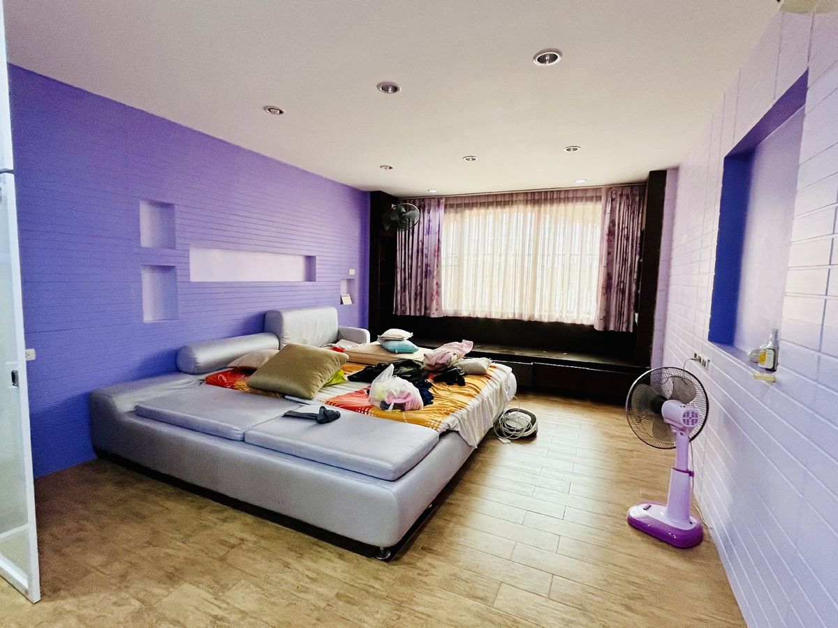 For SaleShop HousePinklao, Charansanitwong : Selling 2 booths There is an elevator near the train 150 meters. Parking 5 cars 900 sq.w. Soi Charan 83/1.