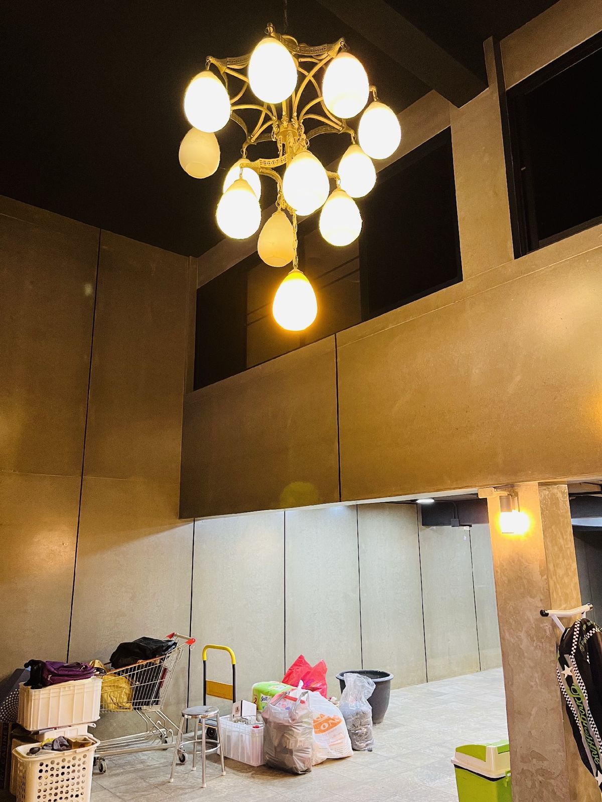 For SaleShop HousePinklao, Charansanitwong : Selling 2 booths There is an elevator near the train 150 meters. Parking 5 cars 900 sq.w. Soi Charan 83/1.