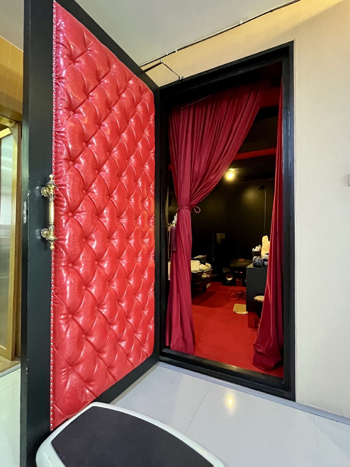 For SaleShop HousePinklao, Charansanitwong : Selling 2 booths There is an elevator near the train 150 meters. Parking 5 cars 900 sq.w. Soi Charan 83/1.