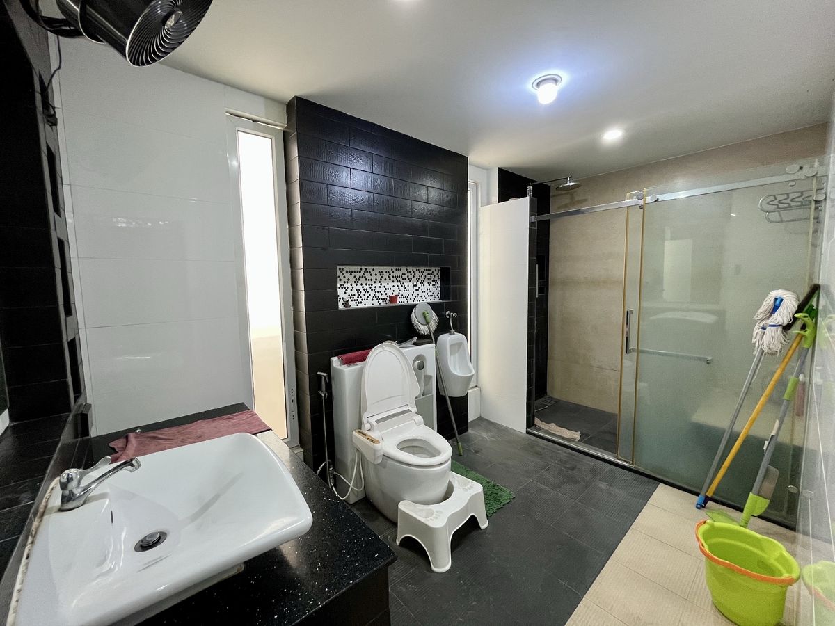 For SaleShop HousePinklao, Charansanitwong : Selling 2 booths There is an elevator near the train 150 meters. Parking 5 cars 900 sq.w. Soi Charan 83/1.