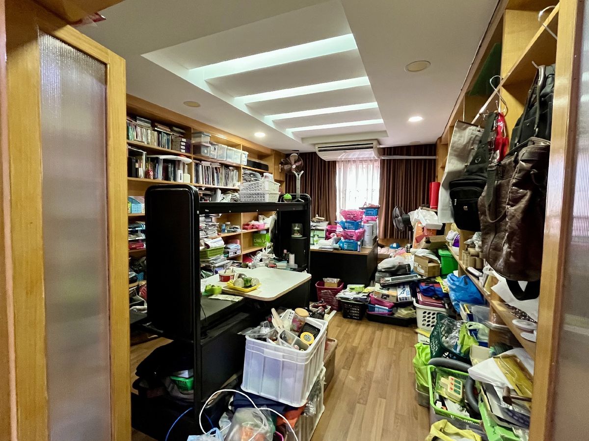 For SaleShop HousePinklao, Charansanitwong : Selling 2 booths There is an elevator near the train 150 meters. Parking 5 cars 900 sq.w. Soi Charan 83/1.