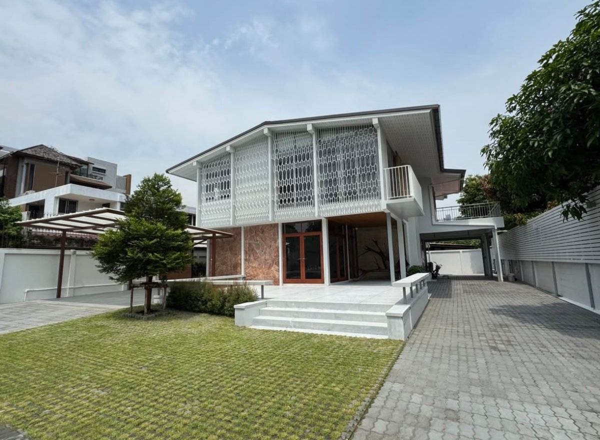 ให้เช่าบ้านอ่อนนุช อุดมสุข : บ้านเดี่ยวให้เช่า รีโนเวทใหม่ สไตล์ Mid-century Modern ซอยปรีดีพนมยงค์ 25 พระโขนง  พร้อมเข้าอยู่!