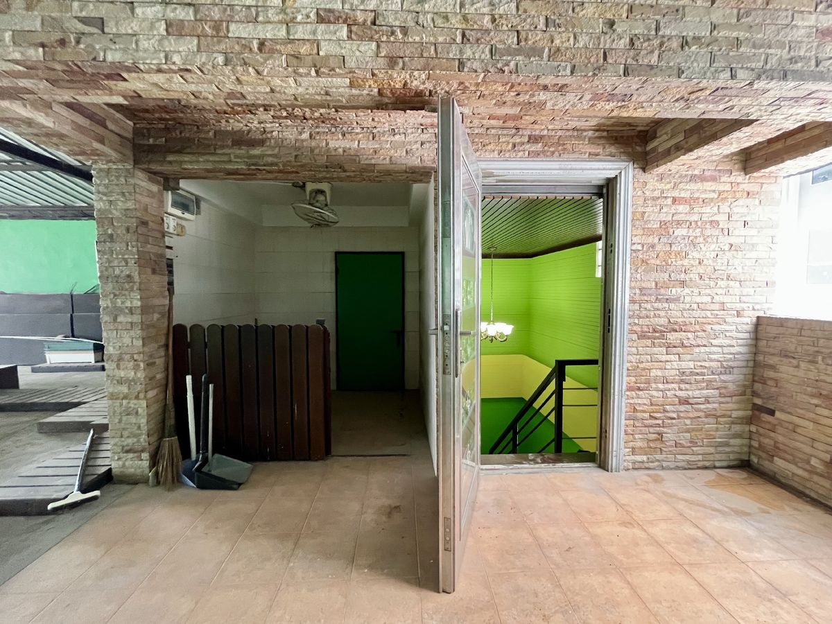 For SaleShop HousePinklao, Charansanitwong : Selling 2 booths There is an elevator near the train 150 meters. Parking 5 cars 900 sq.w. Soi Charan 83/1.