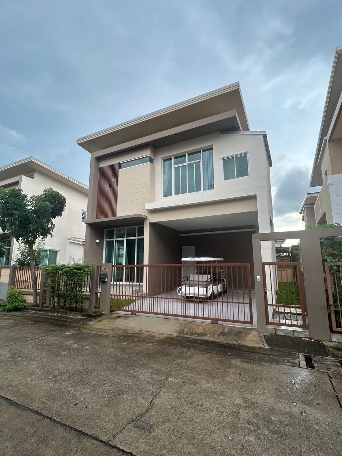 ขายบ้านมีนบุรี-ร่มเกล้า : บ้านเดี่ยว 2 ชั้น  ติดถนนใหญ่ 4 เลน อยู่ในแหล่งความเจริญ ใกล้ห้างสรรพสินค้า