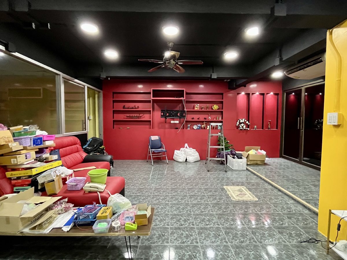 For SaleShop HousePinklao, Charansanitwong : Selling 2 booths There is an elevator near the train 150 meters. Parking 5 cars 900 sq.w. Soi Charan 83/1.