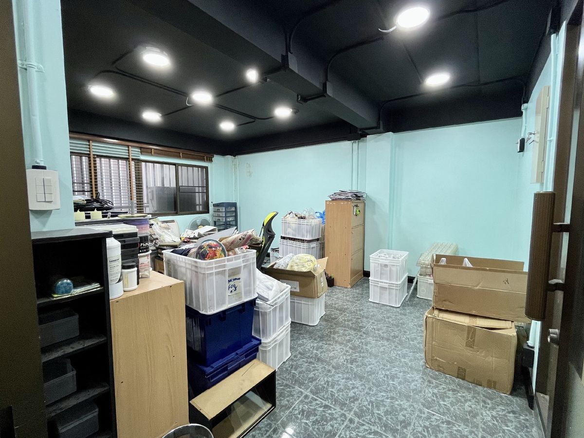 For SaleShop HousePinklao, Charansanitwong : Selling 2 booths There is an elevator near the train 150 meters. Parking 5 cars 900 sq.w. Soi Charan 83/1.