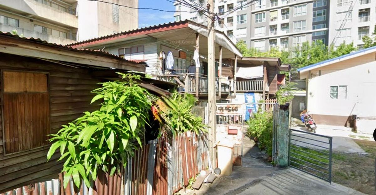 ขายบ้านสะพานควาย จตุจักร : ขายบ้านพร้อมที่ดิน ซอยลาดพร้าว 38 ติดถนน 2 ด้าน ใกล้เซ็นทรัลลาดพร้าว รถไฟฟ้า 2 สาย (N.1704)
