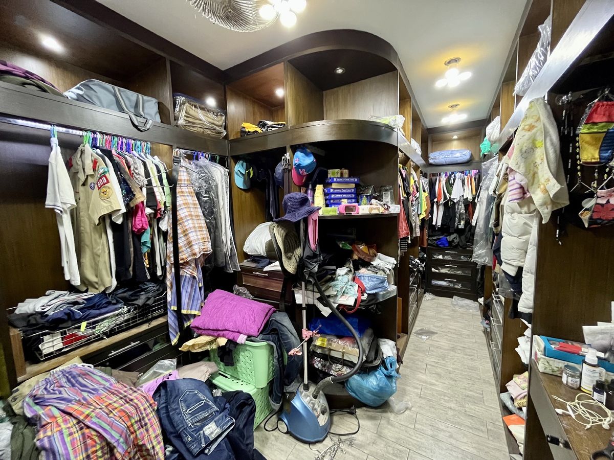 For SaleShop HousePinklao, Charansanitwong : Selling 2 booths There is an elevator near the train 150 meters. Parking 5 cars 900 sq.w. Soi Charan 83/1.