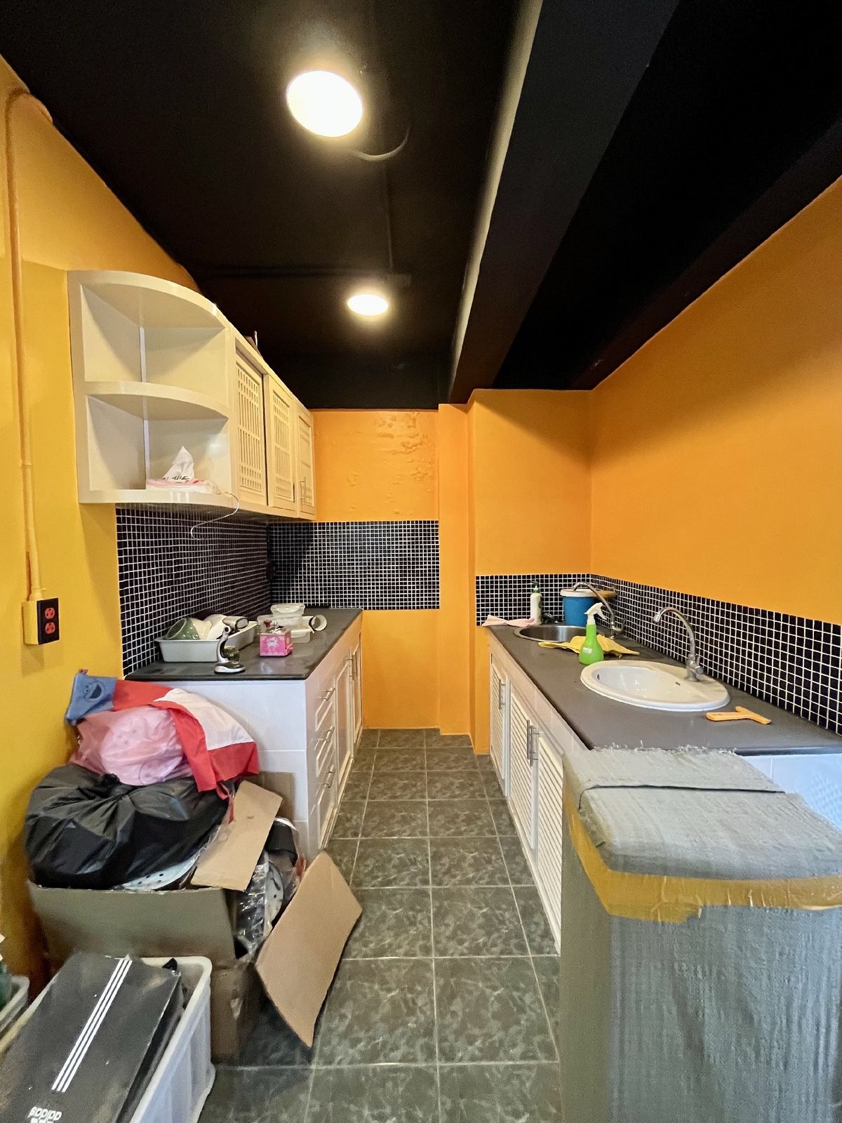 For SaleShop HousePinklao, Charansanitwong : Selling 2 booths There is an elevator near the train 150 meters. Parking 5 cars 900 sq.w. Soi Charan 83/1.