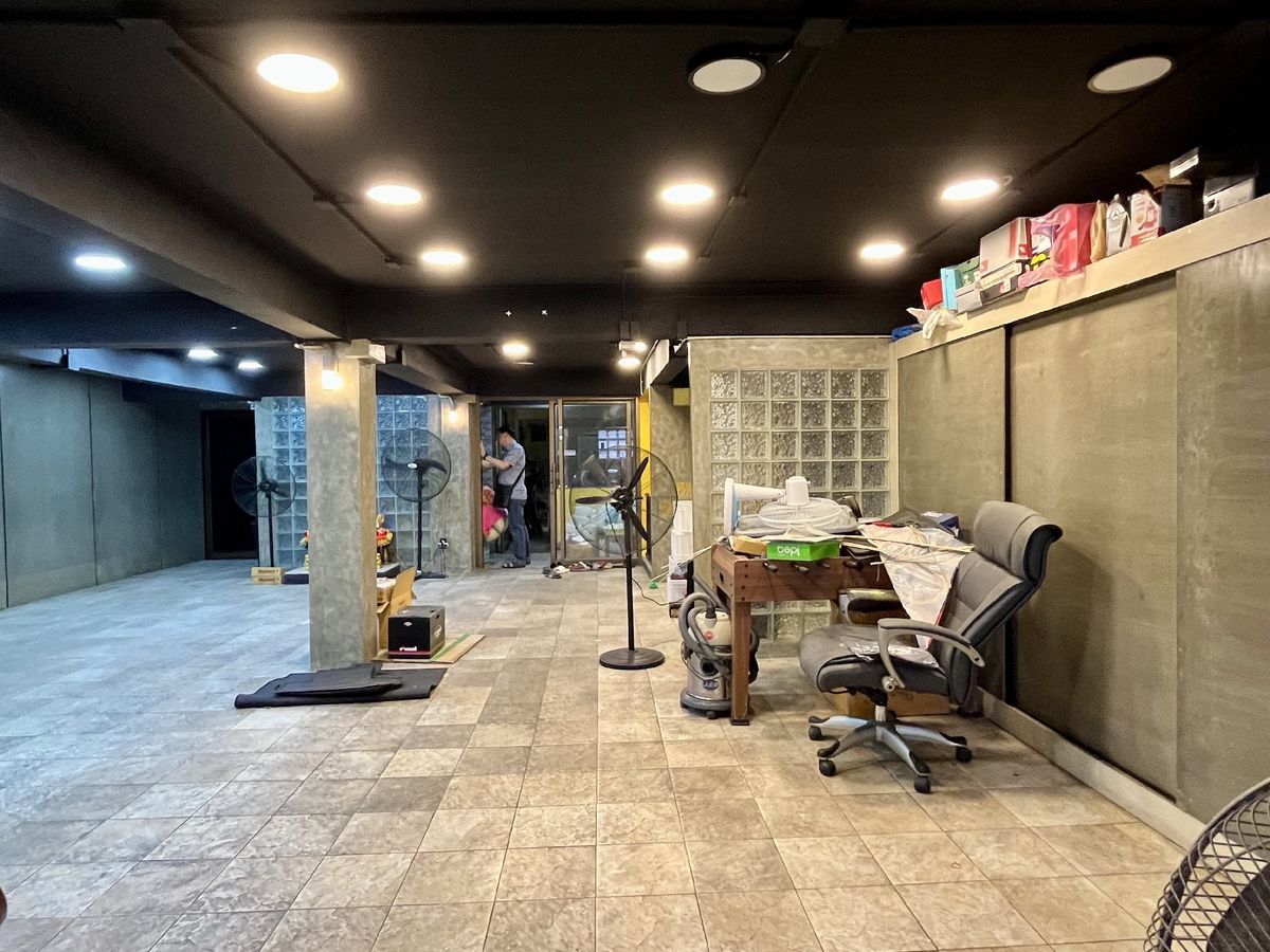 For SaleShop HousePinklao, Charansanitwong : Selling 2 booths There is an elevator near the train 150 meters. Parking 5 cars 900 sq.w. Soi Charan 83/1.