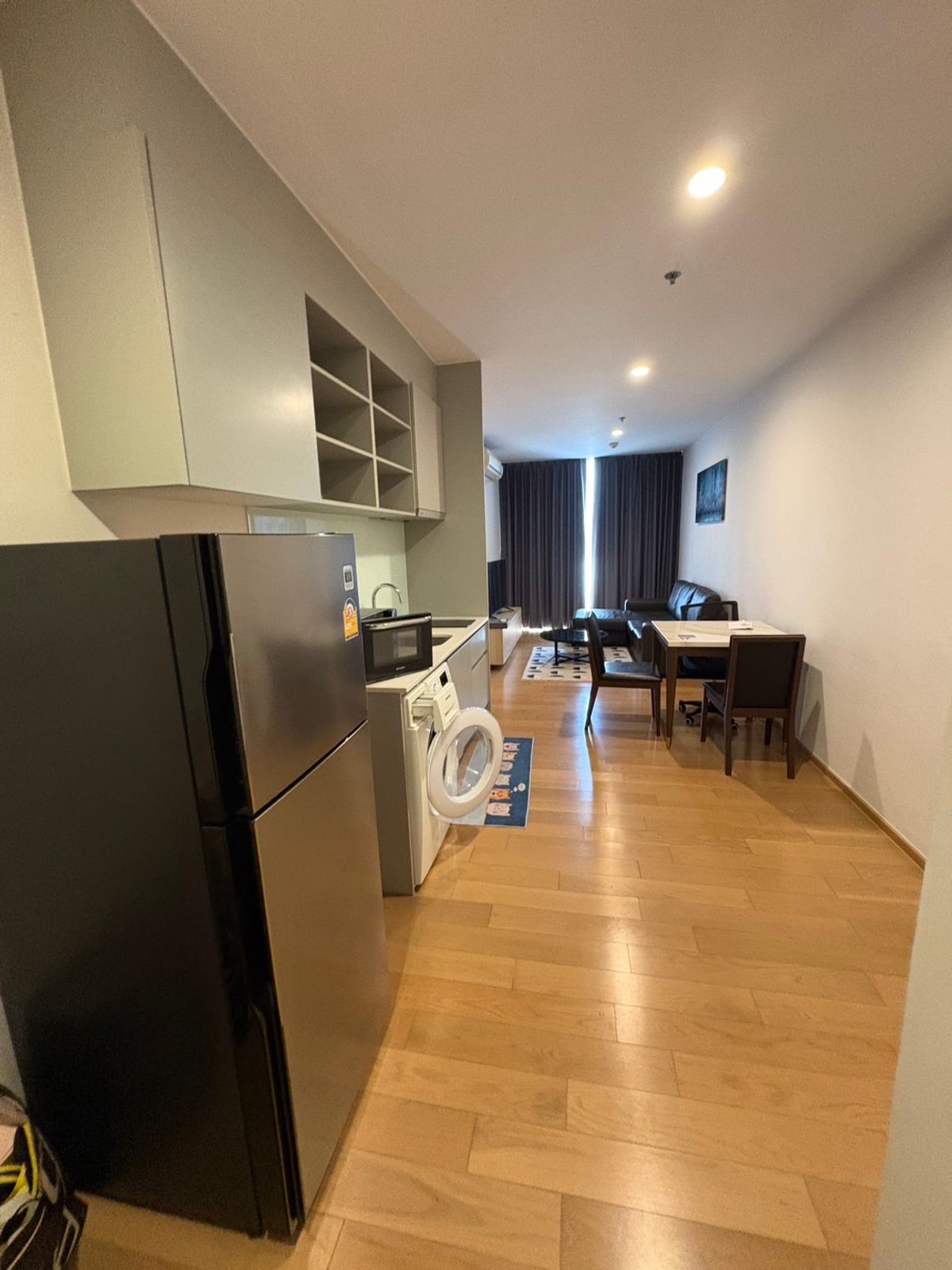 For RentCondoSathorn, Narathiwat : NOBLE REVO SILOM condo for rent, complete condo, ready to be near the BTS Surasak BTS. Convenient to travel !!