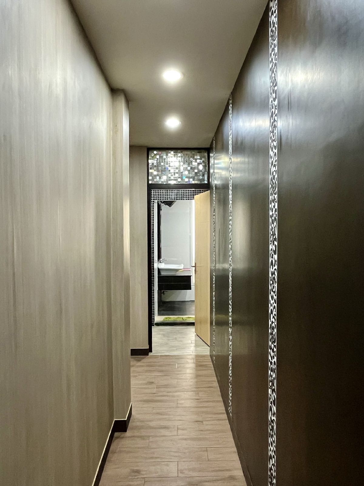 For SaleShop HousePinklao, Charansanitwong : Selling 2 booths There is an elevator near the train 150 meters. Parking 5 cars 900 sq.w. Soi Charan 83/1.