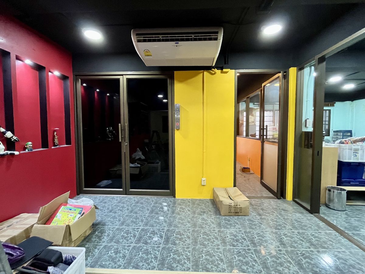 For SaleShop HousePinklao, Charansanitwong : Selling 2 booths There is an elevator near the train 150 meters. Parking 5 cars 900 sq.w. Soi Charan 83/1.