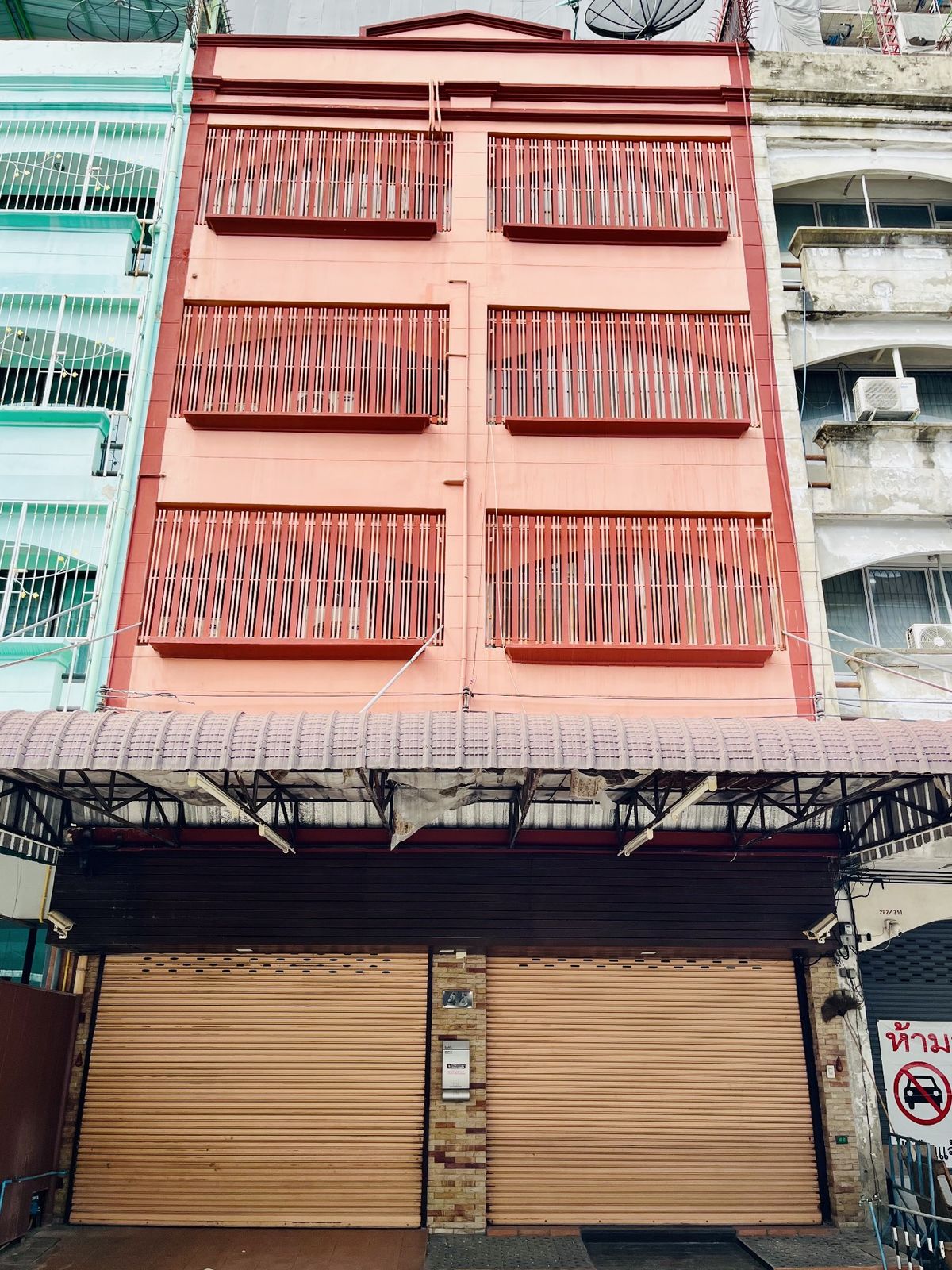 For SaleShop HousePinklao, Charansanitwong : Selling 2 booths There is an elevator near the train 150 meters. Parking 5 cars 900 sq.w. Soi Charan 83/1.