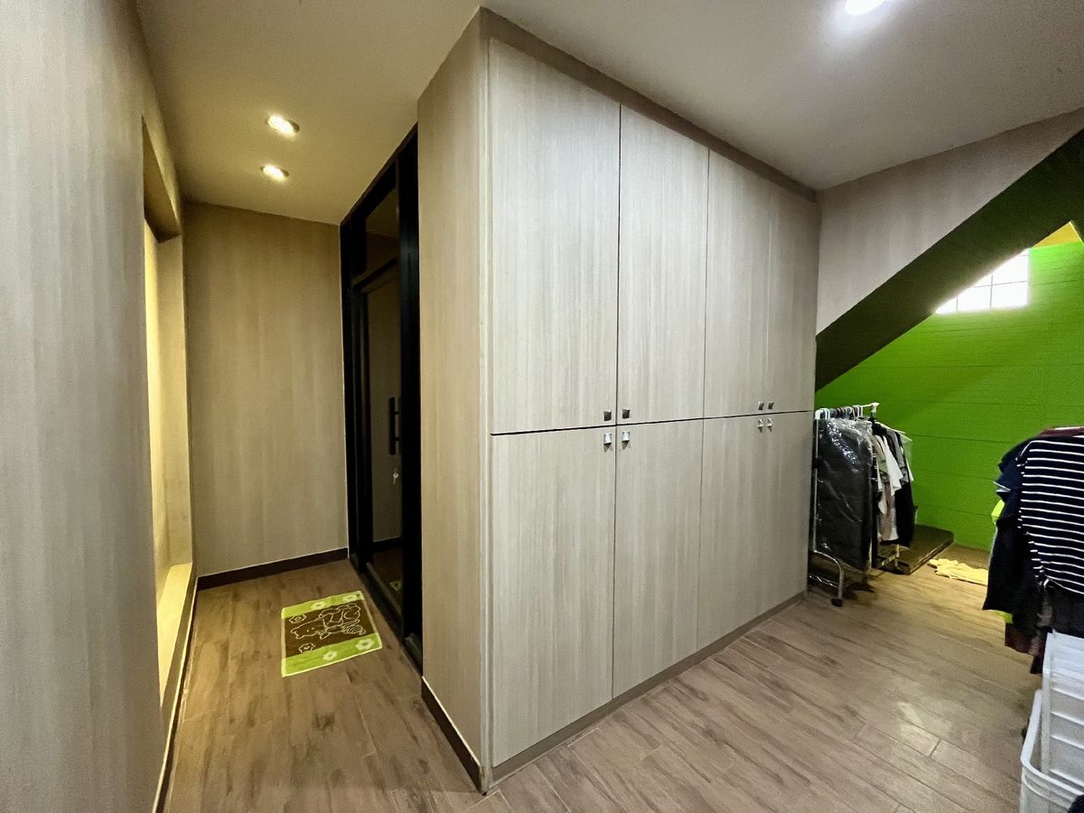 For SaleShop HousePinklao, Charansanitwong : Selling 2 booths There is an elevator near the train 150 meters. Parking 5 cars 900 sq.w. Soi Charan 83/1.