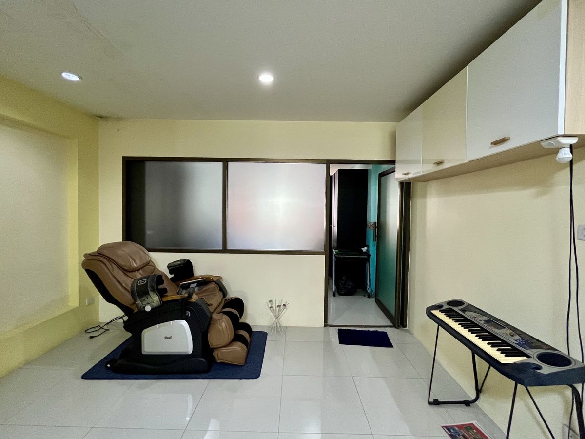 For SaleShop HousePinklao, Charansanitwong : Selling 2 booths There is an elevator near the train 150 meters. Parking 5 cars 900 sq.w. Soi Charan 83/1.