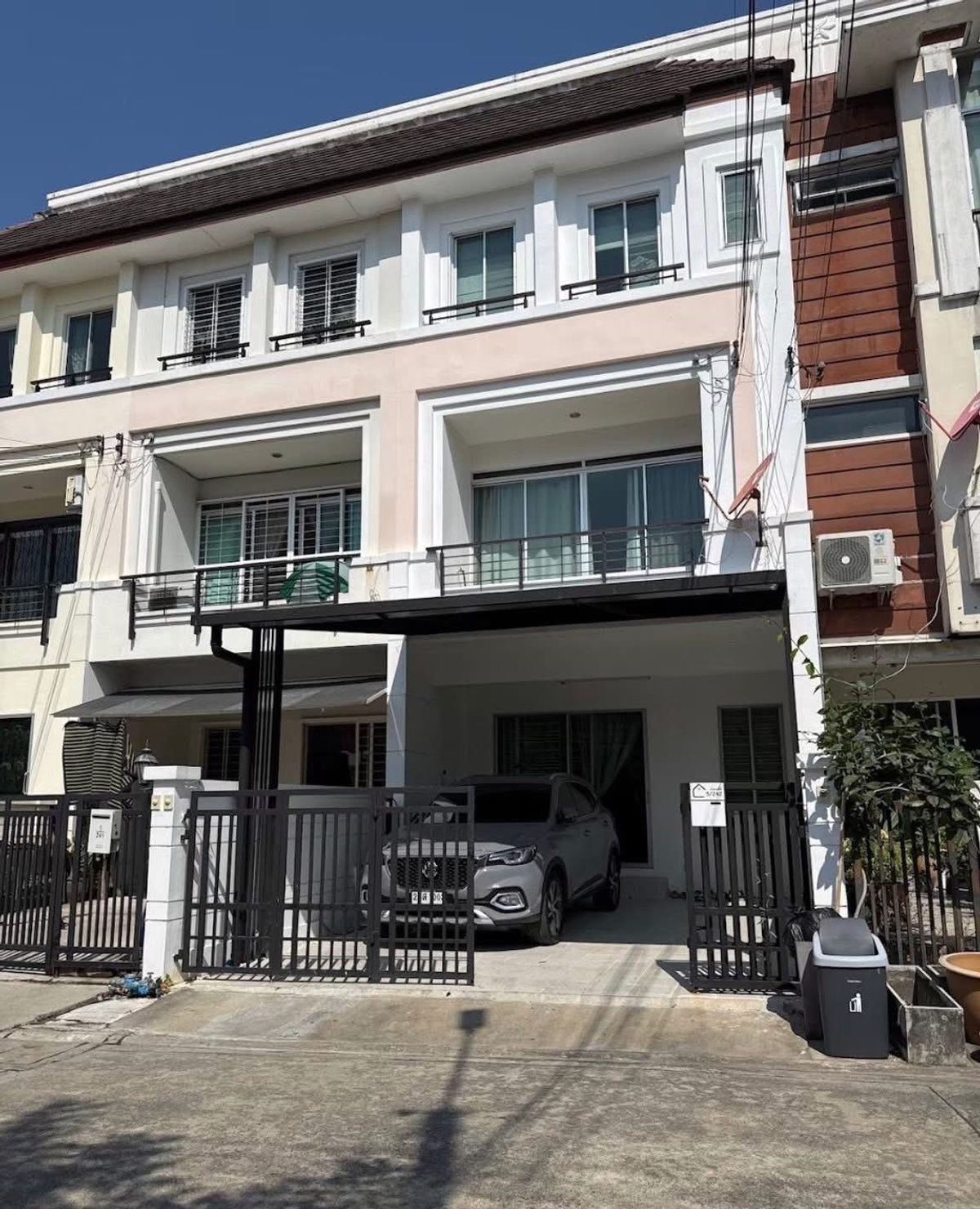 ให้เช่าทาวน์โฮมพัฒนาการ ศรีนครินทร์ : ให้เช่าทาวน์โฮม3ชั้น โครงการบ้านกลางเมืองรอยัลโมนาโค  ถนนศรีนครินทร์24 แอร์เฟอร์นิเจอร์ครบ มี3ห้องนอน3ห้องน้ำ ราคาเช่าเดือนละ30,000บาท
