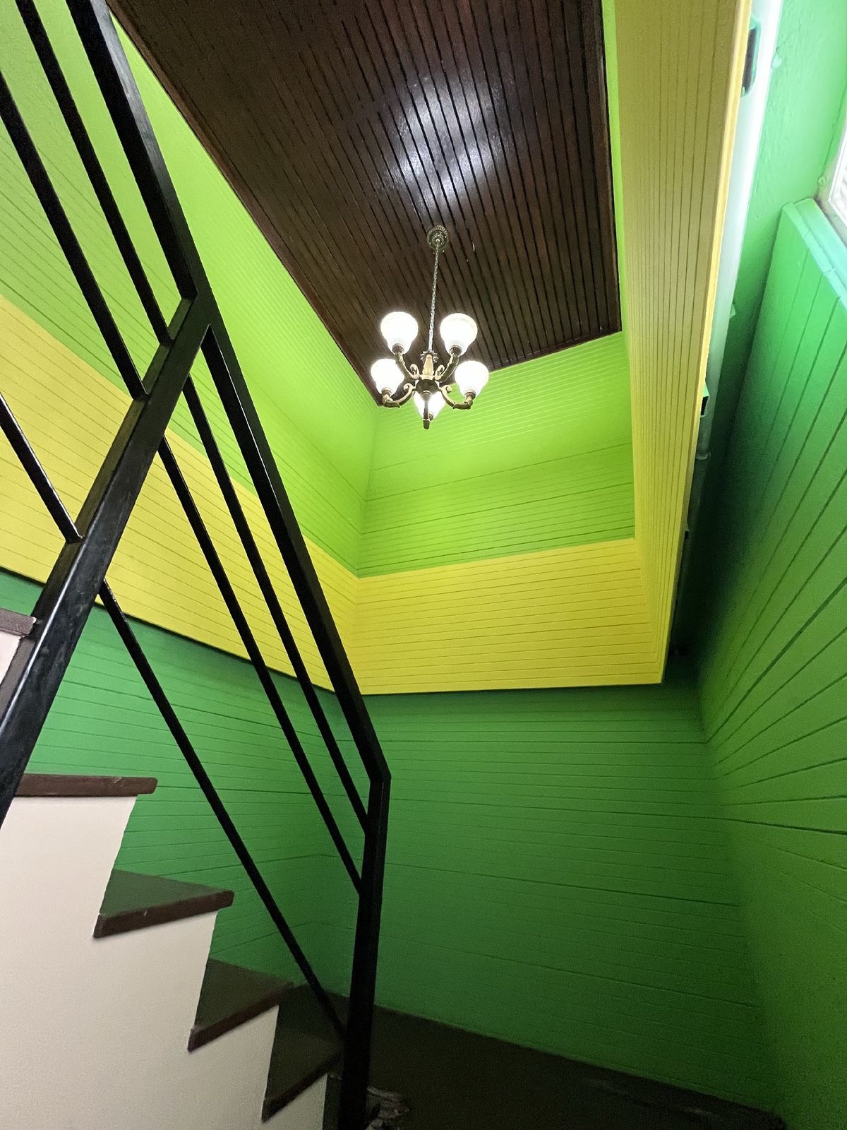 For SaleShop HousePinklao, Charansanitwong : Selling 2 booths There is an elevator near the train 150 meters. Parking 5 cars 900 sq.w. Soi Charan 83/1.