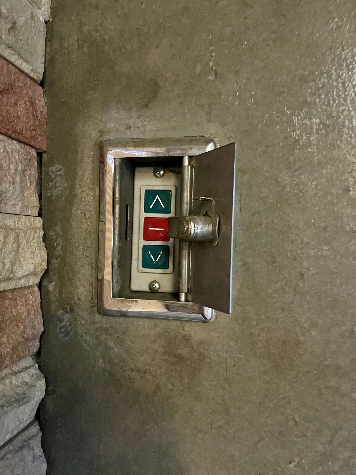 For SaleShop HousePinklao, Charansanitwong : Selling 2 booths There is an elevator near the train 150 meters. Parking 5 cars 900 sq.w. Soi Charan 83/1.