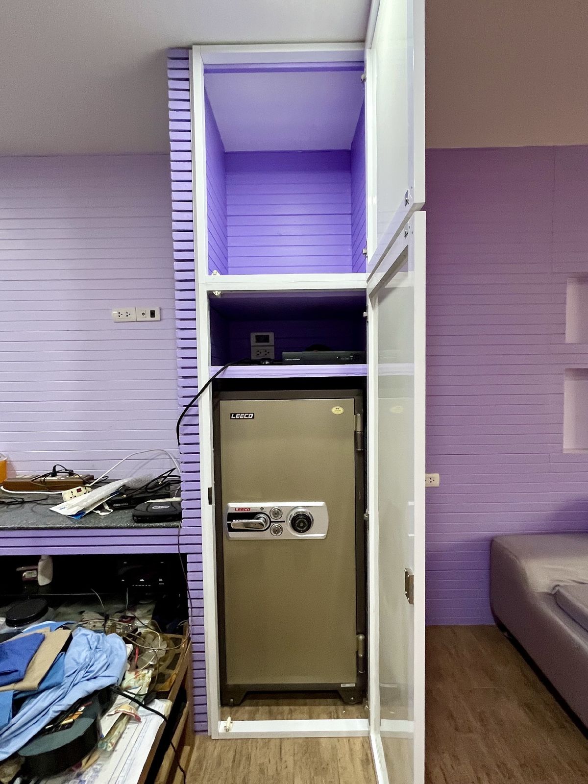 For SaleShop HousePinklao, Charansanitwong : Selling 2 booths There is an elevator near the train 150 meters. Parking 5 cars 900 sq.w. Soi Charan 83/1.