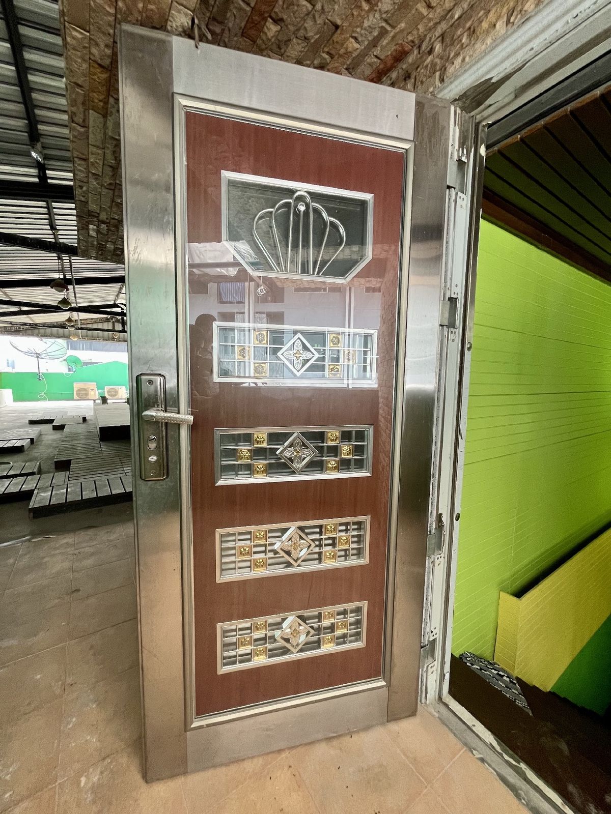 For SaleShop HousePinklao, Charansanitwong : Selling 2 booths There is an elevator near the train 150 meters. Parking 5 cars 900 sq.w. Soi Charan 83/1.