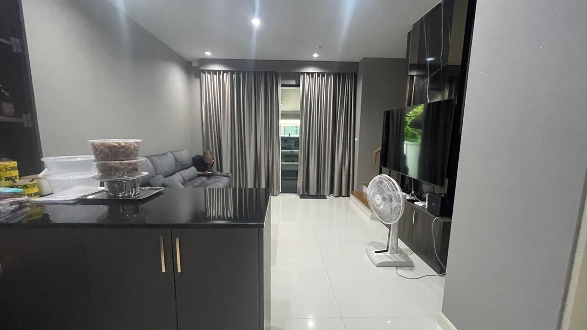 For RentTownhomeRama5, Ratchapruek, Bangkruai : Rent 3 -story townhome, 5 meters wide, Baan Klang Muang Ratchaphruek, near The Circle and The Walk.
