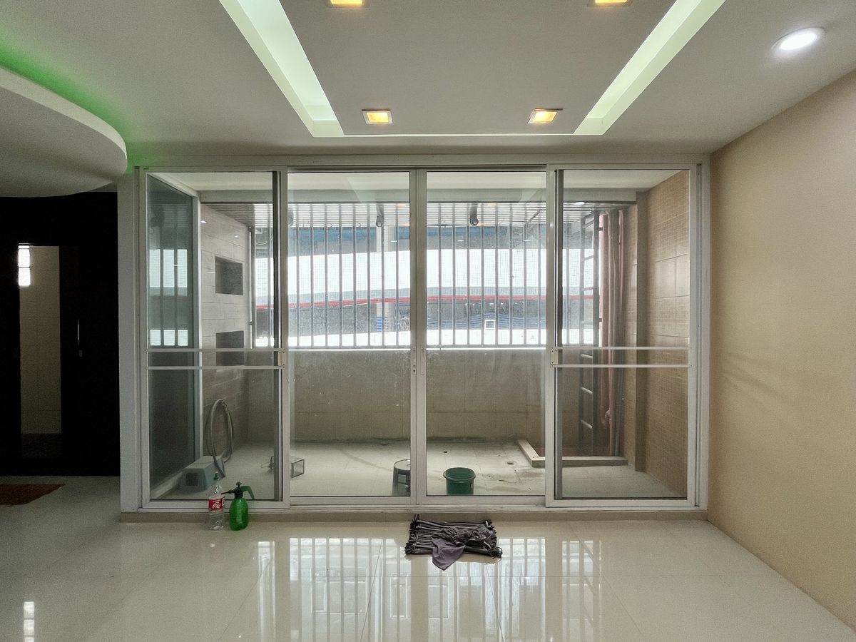 For SaleShop HousePinklao, Charansanitwong : Selling 2 booths There is an elevator near the train 150 meters. Parking 5 cars 900 sq.w. Soi Charan 83/1.