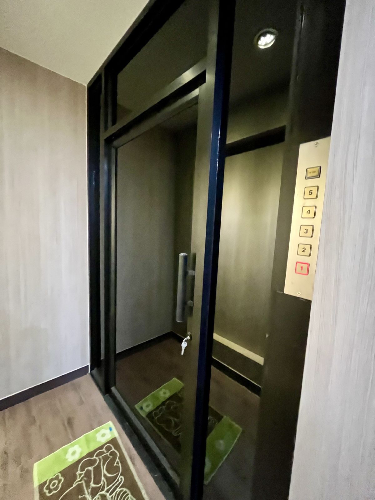 For SaleShop HousePinklao, Charansanitwong : Selling 2 booths There is an elevator near the train 150 meters. Parking 5 cars 900 sq.w. Soi Charan 83/1.