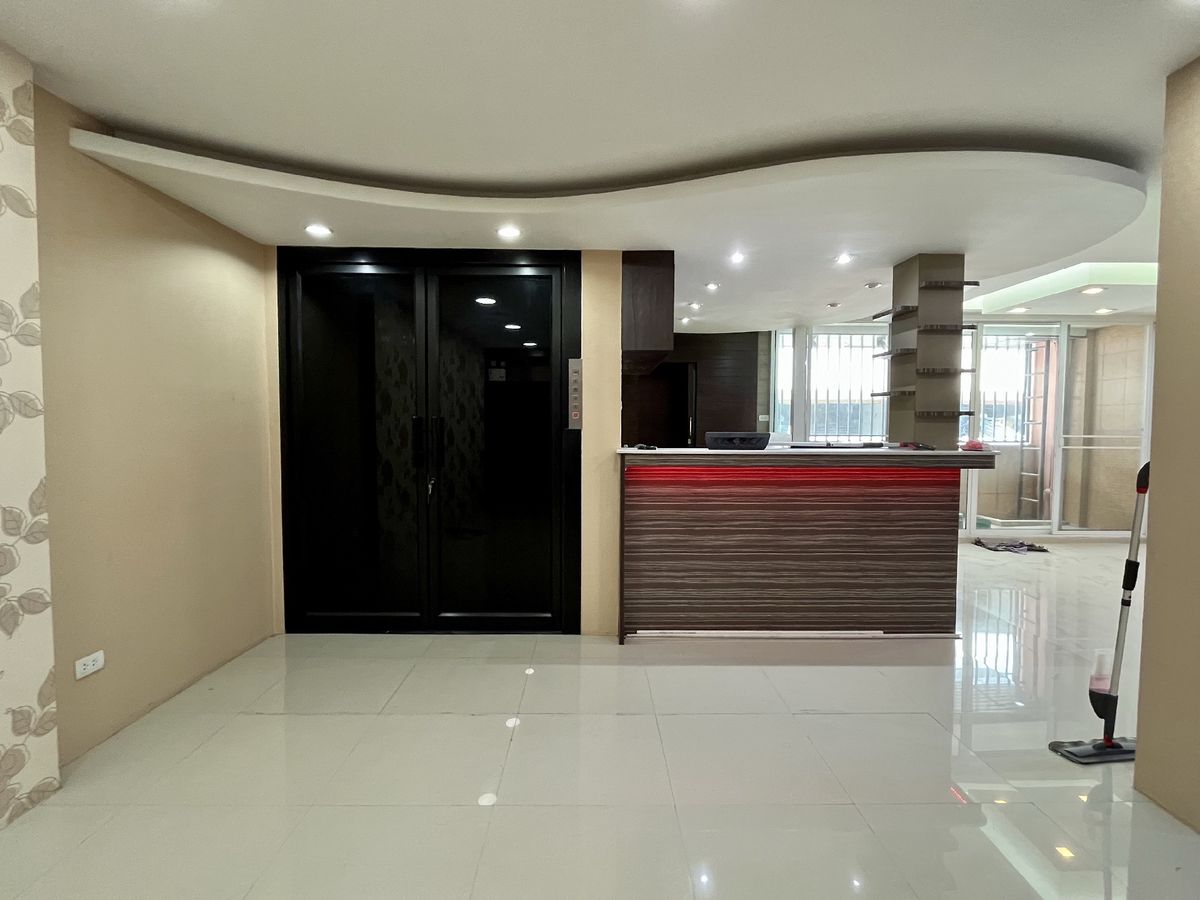 For SaleShop HousePinklao, Charansanitwong : Selling 2 booths There is an elevator near the train 150 meters. Parking 5 cars 900 sq.w. Soi Charan 83/1.