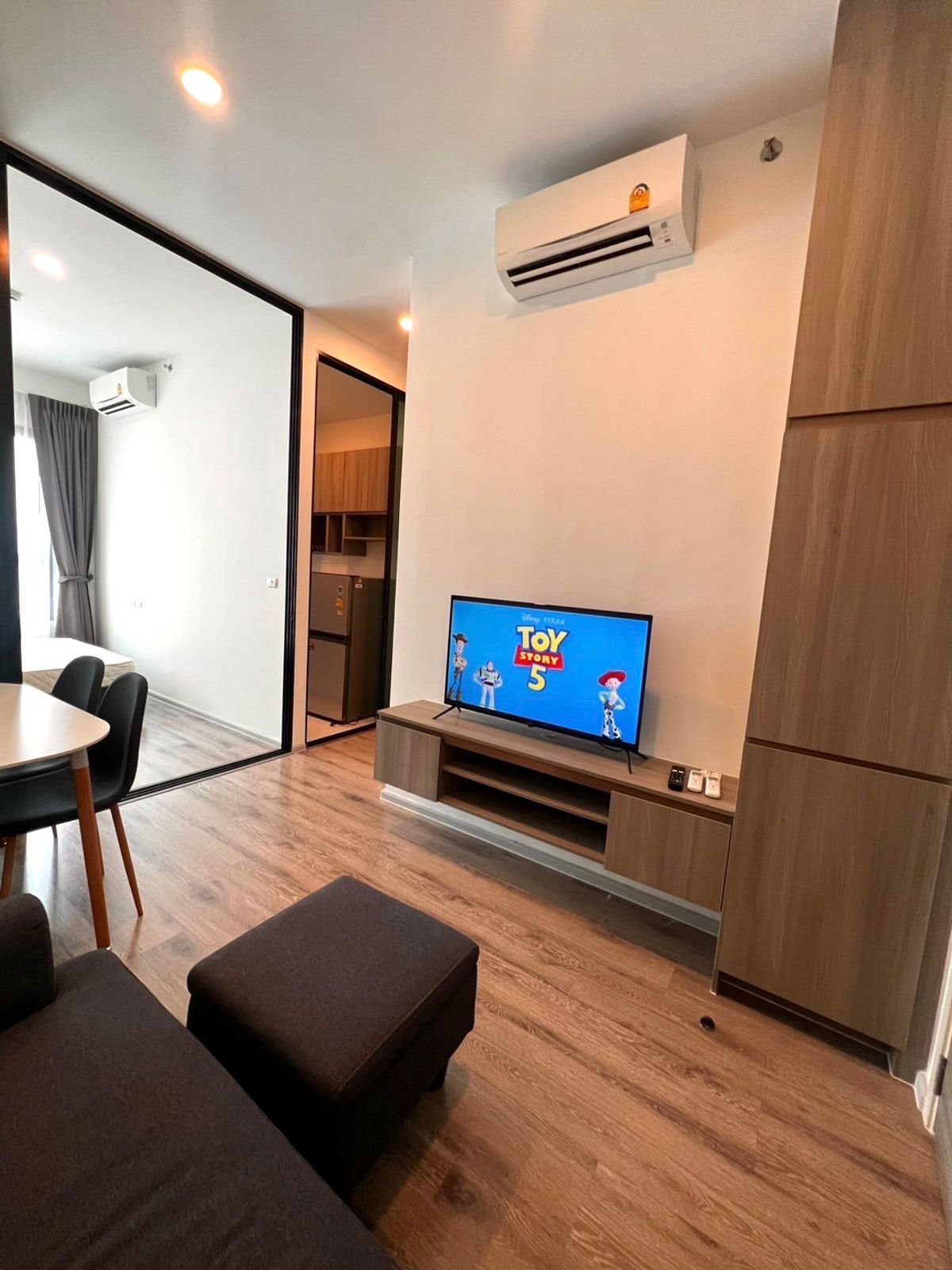 For SaleCondoRamkhamhaeng, Hua Mak : The owner sells himself. Selling a condo, Night Bridge, Ramkhamhaeng, 8th floor, beautiful room, very new room. Special price. Urgent. Room 26.71 sqm. Beautiful, beautiful, English style, calm, not loud, worth investing near the subway for a few meters.  