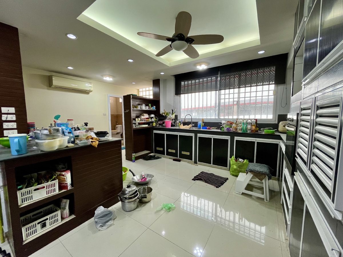 For SaleShop HousePinklao, Charansanitwong : Selling 2 booths There is an elevator near the train 150 meters. Parking 5 cars 900 sq.w. Soi Charan 83/1.