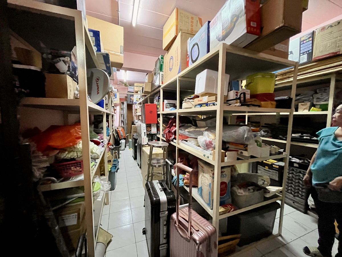 For SaleShop HousePinklao, Charansanitwong : Selling 2 booths There is an elevator near the train 150 meters. Parking 5 cars 900 sq.w. Soi Charan 83/1.